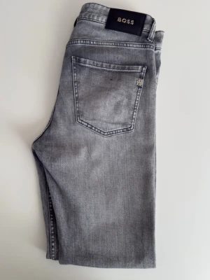 Delaware Slimfit - Ett par väldigt sköna jeans från Boss, inte jätte använda och ej så gamla. Modell Delaware slim fit med ”Cashmere feel” vilket man verkligen känner. Storlek 31/32 men sitter bra på mig som har 29/32 i vanliga fall. (182 65KG)