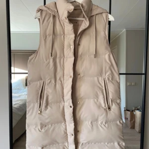 Jätte fin  väst  - Knappt använd. Varm och skön med guldiga detaljer. Strl S