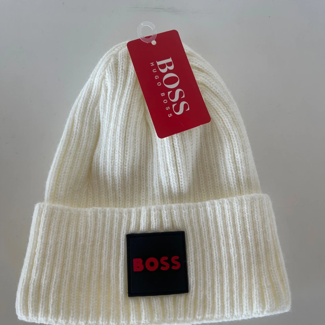 Vit ribbad mössa från Hugo - 2