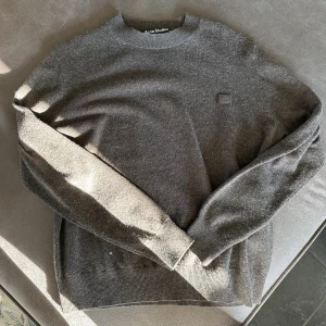 Acne Studios Sweatshirt - Skön Ull-tröja från Acne Studios. Storlek S och sitter true to size. Fint skick, nopprig lite här och var men inget allvarligt. Vid fler frågor kom PM!