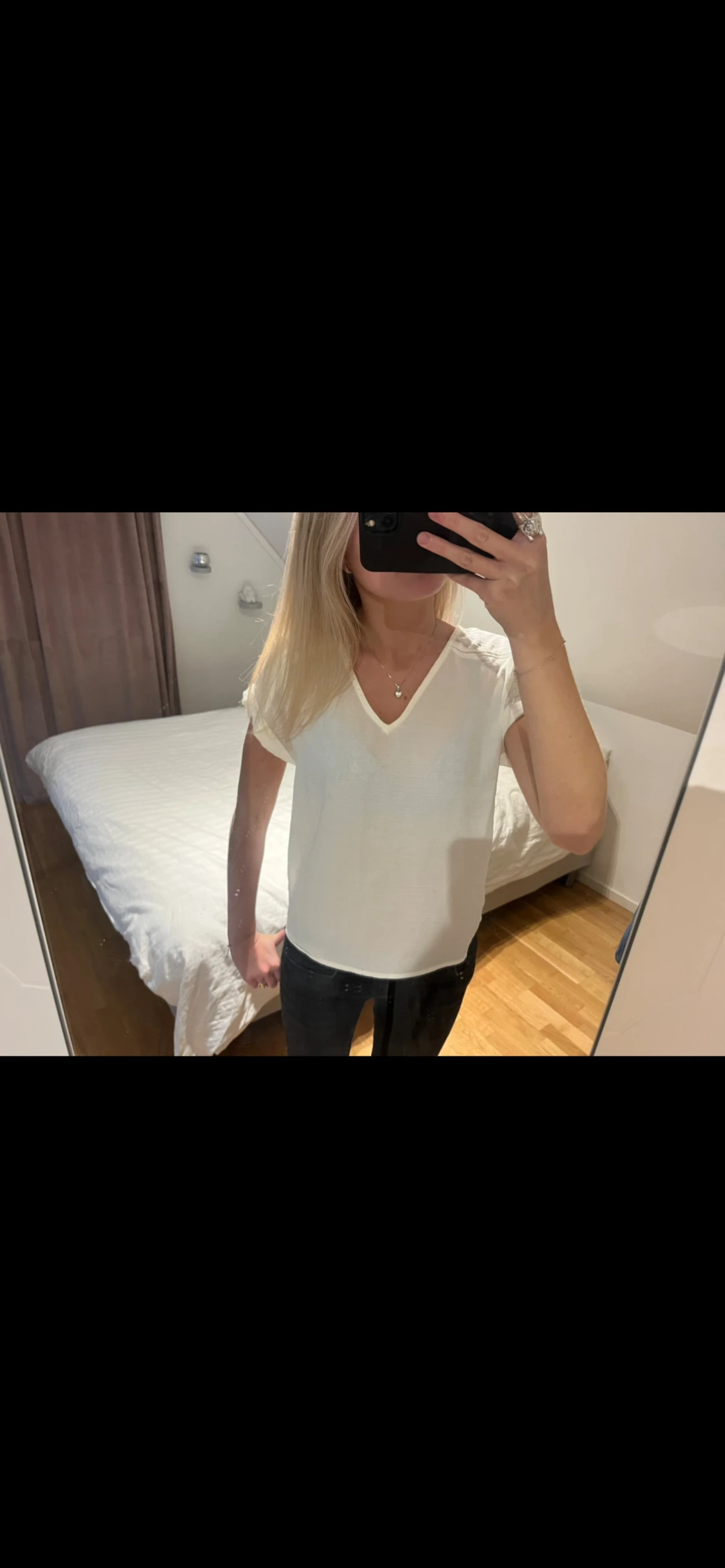 Vit v-ringad blus med kort ärm