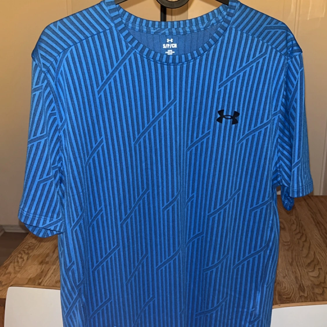 Blå randig t-shirt från Under Armour