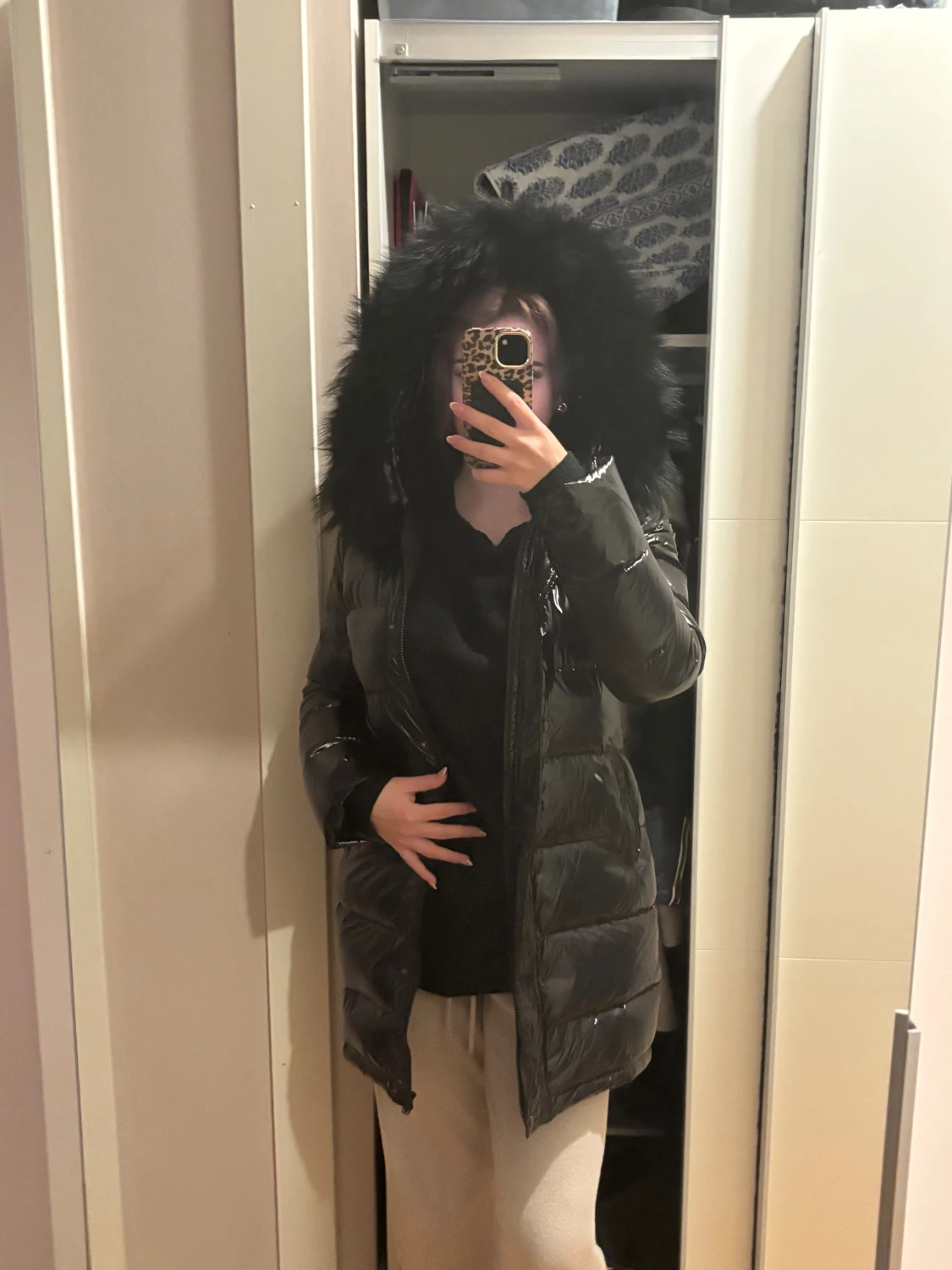 Svart lång pufferjacka med äkta päls