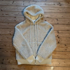 Moncler teddy jacka - Teddy jacka, passat perfekt till höst/vinter/vår. Storlek M passar vanlig M. Jackan är iprincip ny knappt använd, inga tecken på slitage. Den är från 2023, finns inget kvitto men givetvis äkta.