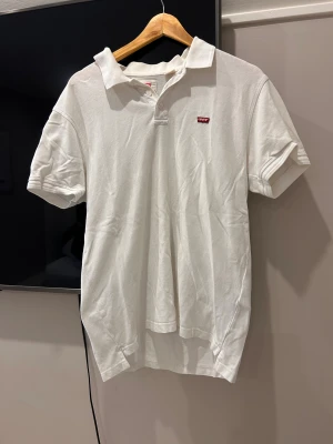 Vit pikétröja från Levi's  - Inget fel på den 