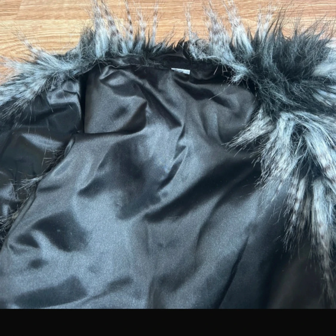 Fluffig svartgrå pälsväst - 2