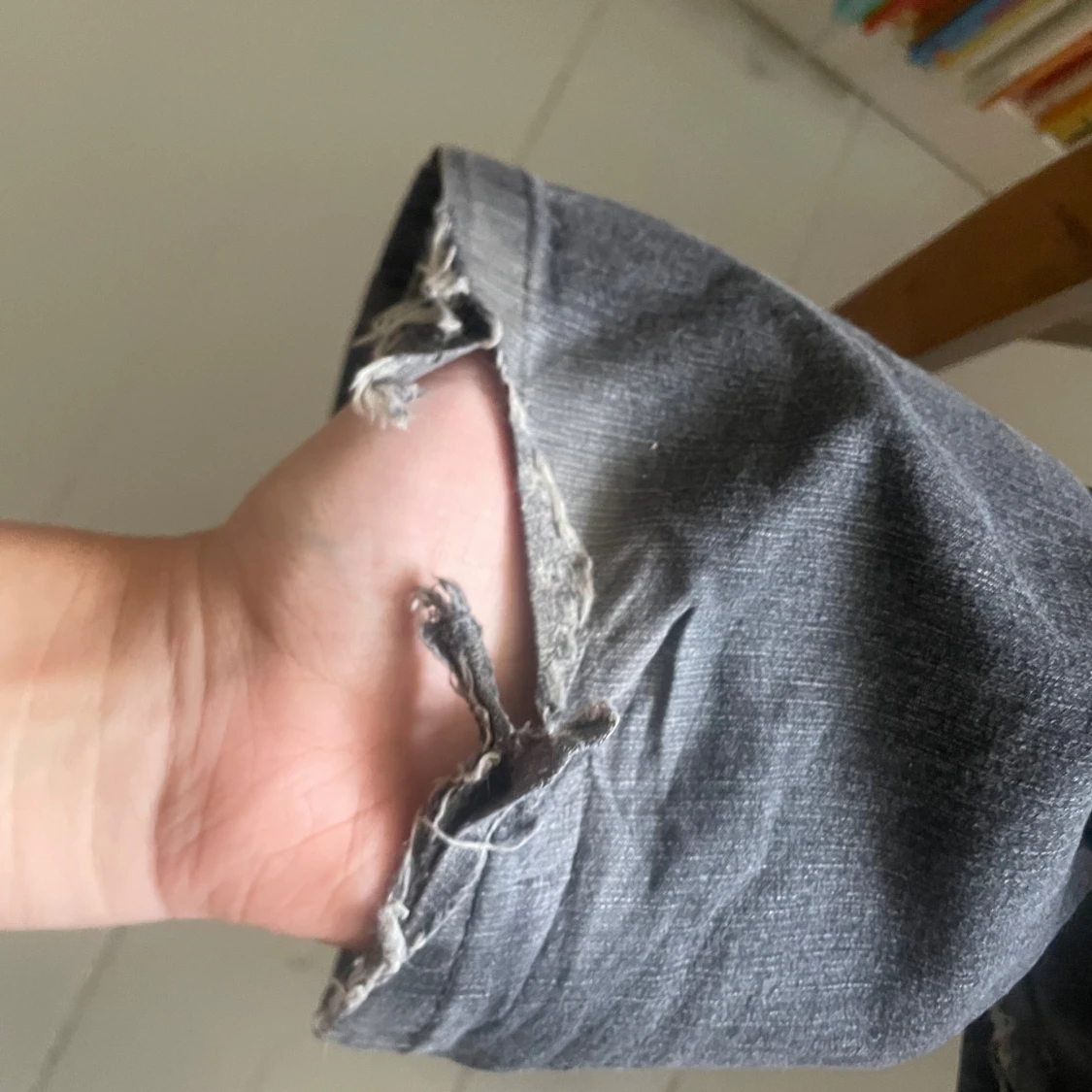 Grå bootcut jeans med broderi - 3