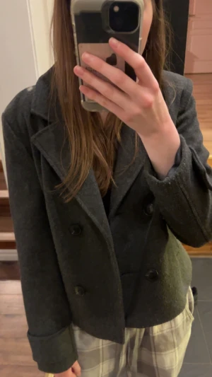 Mörkgrå skepparkavaj från ONLY - Säljer en snygg mörkgrå skepparkavaj från ONLY med dubbelknäppning och breda slag. Jackan har lång ärm och är tillverkad i ett ullblandat material som ger en klassisk och stilren look. Perfekt för dig som gillar en lite mer dressad vibe. Nyskick köptes i augusti 