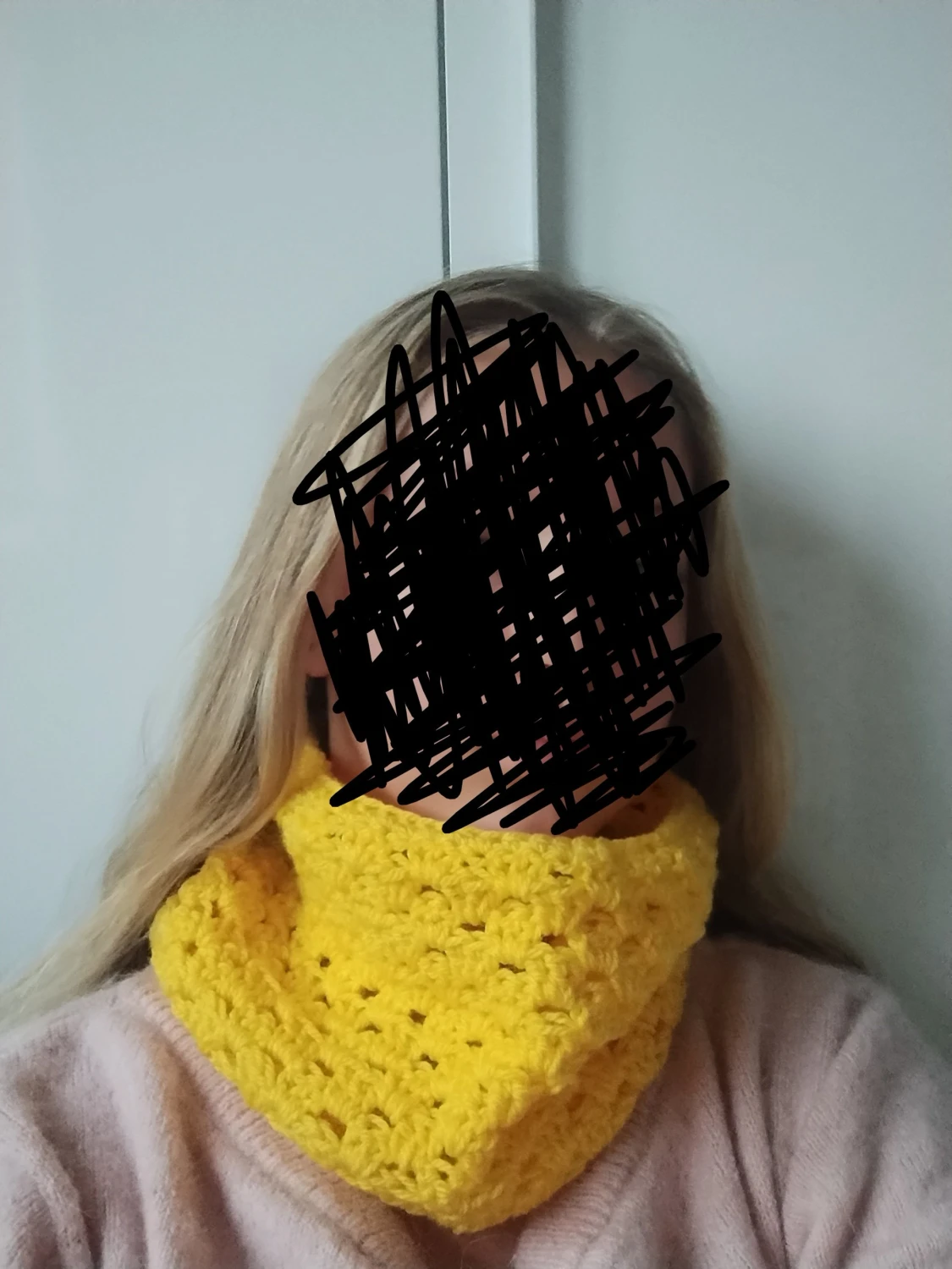 Gul virkad halsduk i tubmodell - 1