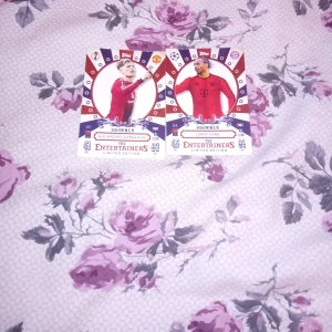 Match Attax The Entertainers Limited Edition - Två exklusiva samlarkort från Match Attax-serien: 'The Entertainers' Limited Edition med fotbollsstjärnorna Alejandro Garnacho (Manchester United) och Leroy Sané (Bayern München). Perfekt för unga fans av fotboll och samlarkort!