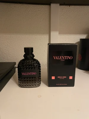 Valentino Uomo Born In Roma Intense - Stilren och modern parfym från Valentino. Born In Roma Intense ger ett exklusivt intryck och kommer i en snygg flaska. Volym: 100 ml. Perfekt för dig som vill sticka ut med en ikonisk doft. Flaskan endast testad några gånger så ca 95 ml kvar pris kan diskuteras o är öppen för byten mot bland annat Jean paul