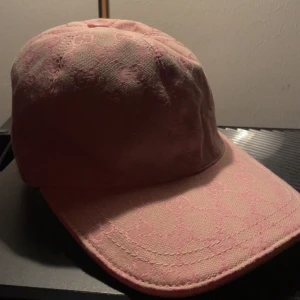 Gucci keps rosa - 10/10 skick helt ny skriv om ni har frågor!