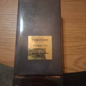 Tom Ford Tobacco Vanille 100ml - Exklusiv Eau de Parfum från Tom Ford. Tobacco Vanille i stor flaska på 100 ml. Perfekt för dig som vill sticka ut med en lyxig signaturdoft. Den är oöppnad och äkta.