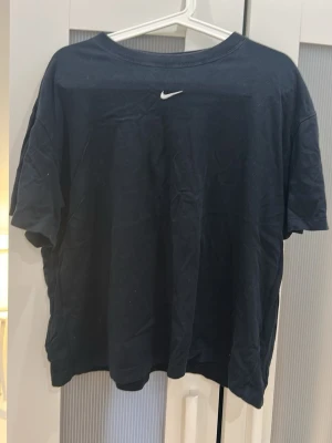 Svart Nike t-shirt i bomull  - Svart t-shirt från Nike i storlek L. 