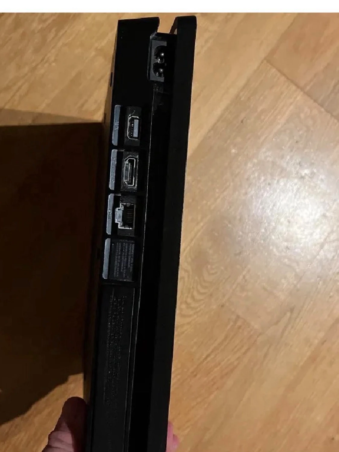 PlayStation 4 Slim - 3