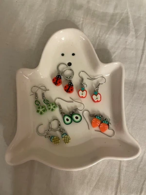 6par olika örhängen  - 6par unika örhängen! Helt oanvända. Kom gärna med PRISFÖRSLAG!!!!