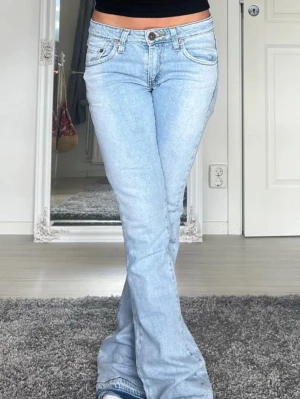 Levis 517 ljusblå bootcut jeans - Säljer ett par ljusblå Levis 517 jeans med klassisk bootcut passform och låg midja. Midjemått rak över 36cm, innebenslängd 80cm ❤️