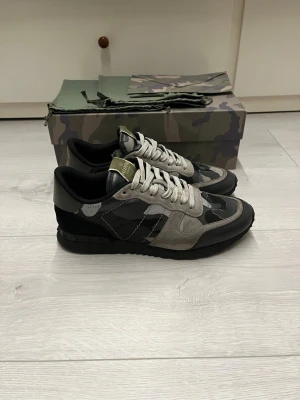 Valentino rockrunners grå/svarta - Hej! Säljer dessa valentino rockrunners i en av de populäraste färgerna//skorna är äkta Såklrt!//fint sick//allt og följer med//strl 41 1/2 men passar även för de som har 1-2 strl större//fråga gärna! 