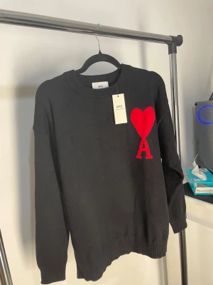 Svart Ami Paris tröja - Svart Ami Paris tröja. Helt ny. Skick 10/10. Priset är inte fast och kan diskuteras därför tar jag gärna emot prisförslag 