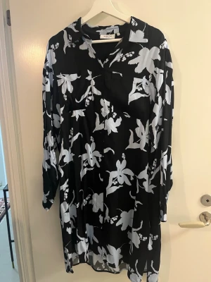 Svart blommig långklänning från MSCH - Långklänning med blommigt mönster