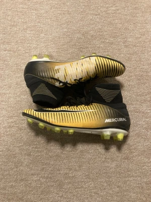 Nike Mercurial fotbollsskor - Säljer dessa ikoniska snygga och sköna forbollsskorna, siluetten har synts på Ronaldo Kaka och Neymar! Skorna är i mycket bra skick utan defekter och funkar på konstgräs och gräs. Hör av er om frågor!