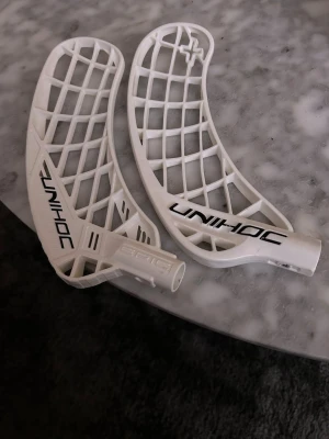  Unihoc innebandyblad  - Säljer två vita Unihoc innebandyblad, ett player +  blad och ett epic blad.  OBS! bladen är i right. Hör av er om ni har några funderingar eller frågor om pris osv.