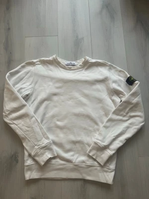 Stone Island Crewneck S - Säljer en Stone Island crewneck då den blivit för liten och inte längre används. Självklart äkta, men Inge kvitto finns då den köptes ett tag sedan.  Skick 7/10 men fortfarande fräsch och sparsamt använd!  Hör av dig vid frågor!