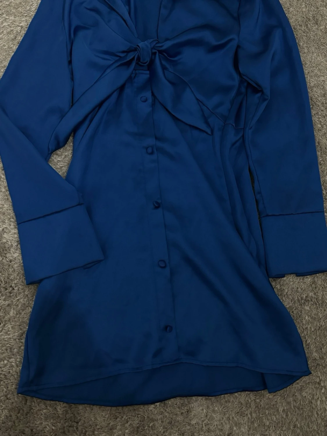 Marinblå klänning med rosett