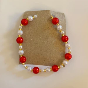 Handgjort armband - Handgjort armband med en guldfärgad förlängningskedja och karbinhake 💕