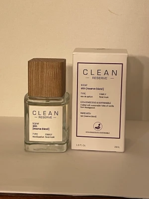 Clean reserv skin EDP  - En mjuk populär skinscent. 30ml test sprayad. Se bilder för mängd kvar och noter.   Jag postar snabbt! 