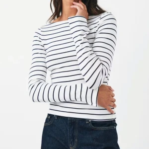 Vit och marinblå randig långärmad tröja från gina tricot - Säljer en fräsch långärmad tröja med vita och marinblå ränder. Tröjan är boatneck och har slit på armarna jätte fin och i fint skick. (Skriv privat för bilder)