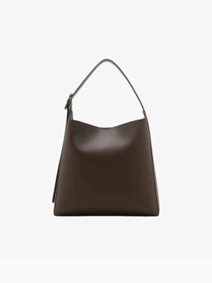 Brun axelväska från Mango  - Snygg brun axelväska från Mango i slät skinnimitation med stilren design. Den är använd 1-2 gånger och ser ut som ny 🤎