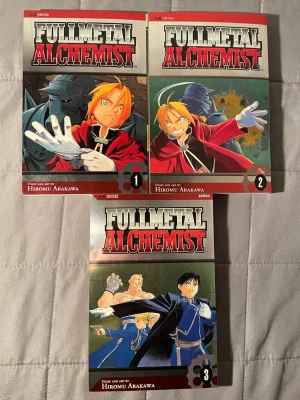 Fullmetal Alchemist Vol. 1-3 (eng) - Följ bröderna Elric på deras episka äventyr i denna populära manga! Fullmetal Alchemist bjuder på action, magi och starka band mellan syskon. Perfekt för dig som gillar spännande berättelser och coola karaktärer. Säljs som ett paket med volym 1-3. På engelska.