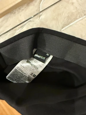 Lång tight svart kjol från Gina  - Lång kjol i strechigt och mjukt material.