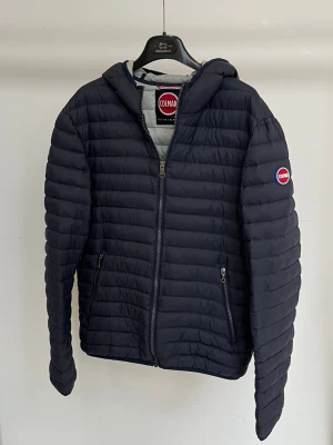 Colmar Jacka - Riktigt fet och populär vinterjacka från Colmar! Toppskick, inga defekter. Storlek 48, motsvarar S/M. Kontakta mig för fler frågor och funderingar!