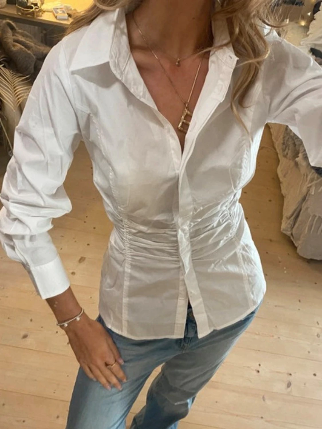 Vit figursydd skjorta med knappar - 1
