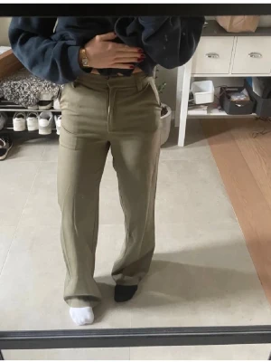 Kostymbyxor  - Jättefina gröna/ khaki färgade kostymbyxor från nakd, aldrig använda med prislappen kvar! 