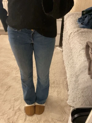 Utsvängda jeans  - Jättefina jeans från vero Moda i oklar str, men passar på mig som är 165 cm och oftast har 36/38 i jeans, knappt använda🥰