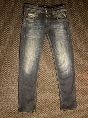 Replay Grover jeans i mörkblå denim - Säljer ett par replay jeans i modellen grover, storleken 28/32, dem är riktigt snygga och bra skick