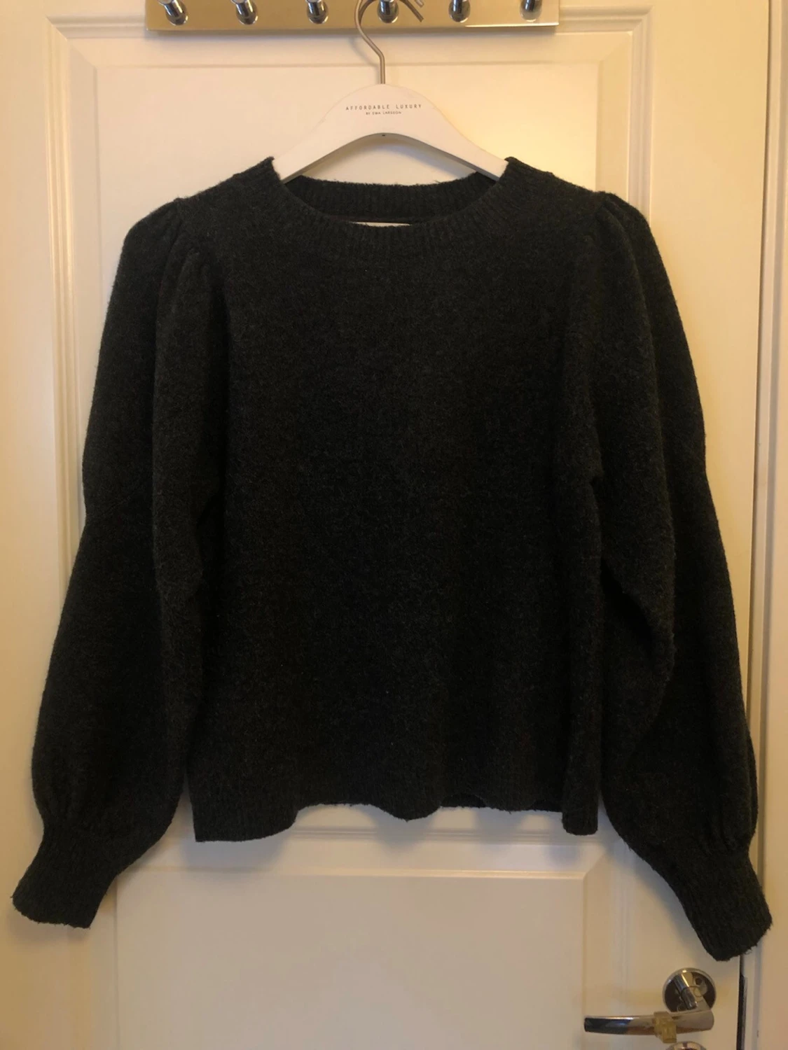 Mörkgrå stickad tröja med puffärm - 1