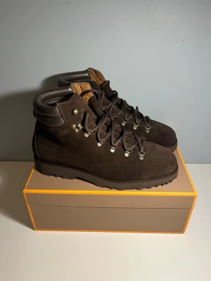 Myrqvist Hiking Boots - Myrqvist Duved Dark Brown Suede Storlek 43 (UK9) Handtillverkade i Portugal Helt nya, aldrig använda Allting följer med Nypris 3299 kr  Kan slänga med Myrqvists impregneringsspray (värde 149 kr) vid snabb affär   https://myrqvist.com/products/duved-dark-brown-suede?variant=51928949391699&country=SE¤cy=SEK&utm_source=google&utm_medium=cpc&utm_campaign=21618127895&utm_content=171630288452&utm_term=&gadid=672111787800&gad_source=1&gad_campaignid=21618127895&gclid=EAIaIQobChMI9MGq1N3bkQMV-WSRBR2WDQ-