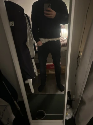 Slim fit mörk blå jeans från Jack & Jones - Svarta slim fit jeans från Jack & Jones i storlek W30 L32. Snygg, smal passform med klassisk femficksdesign och knappgylf. Jeansen är gjorda i ett mjukt bomullsmaterial med lite stretch för extra komfort. Perfekta för dig som gillar en stilren och modern look. Byten är intressant och priset kan diskuteras.