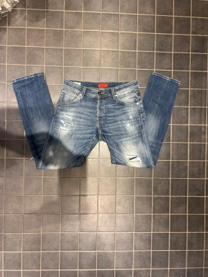Jack and Jones jeans  - Säljer de här väldigt snygga Jack and Jones jeansen i storlek W31 L32 i modellen slim/glenn, jeansen har en riktigt snygg tvätt väldigt snygga slitningar men även lite paint splashes! Priset är inte fast utan går att diskutera!