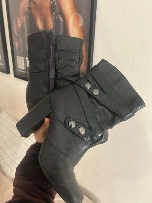 Svarta stövletter från Vagabond - Säljer ett par jättefina boots från Vagabond 