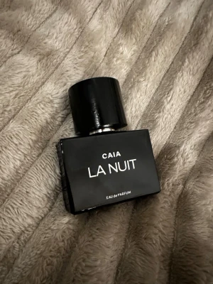 Caia la nuit - Förpackningen finns tyvärr inte kvar, helt ny