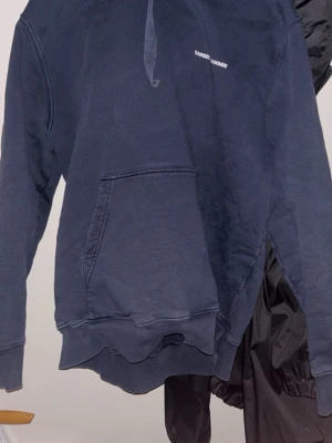 Samsøe samsøe hoodie - Box fit hoodie från samsøe samsøe.  Hoodien är i jättebra skick endast använts ett fåtal gånger hemma och är hur skön som helst för en mysig outfit hemma men också ett stilrent plagg. Jag är 184 och hoodien sitter väldigt bra på mig men passar även för om man är S vanligtvis den ska vara oversize och box-fit