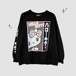 Tröja 🎀⛓️ - Världens finaste svartgråa Hello Kitty tröja med tryck! 🎀🖤Storlek L, passar även XL (armhåla till armhåla 148cm, längd 70cm) 📏Endast använd några fåtal gånger så i bra skick! ✨Köp nu 💌