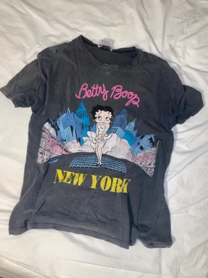 T-shirt med Betty Boop tryck - Oversized tee från zara. Så cool och superskön. Lovar att fläckarna går att ta bort!! 