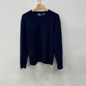 Ralph Lauren Cashmere - Mörkblå stickad ulltröja från Ralph Lauren| Storlek M| Wool/Cashmere Patch Crew Neck|HELT NY| Nypris 3499| Hör av dig vid frågor eller funderingar🤩!