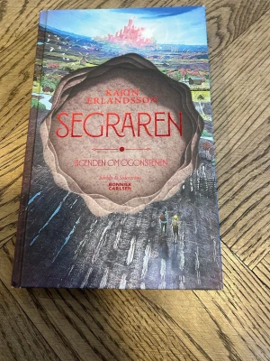Segraren: Legenden om ögonstenen - Upptäck den spännande avslutningen på Legenden om ögonstenen! Följ Miranda och Syra på ett äventyr genom magiska landskap och pärlbeströdda gator. Perfekt för dig som gillar fantasy, mysterier och starka karaktärer. Nominerad till Nordiska rådets barn- och ungdomslitteraturpris.